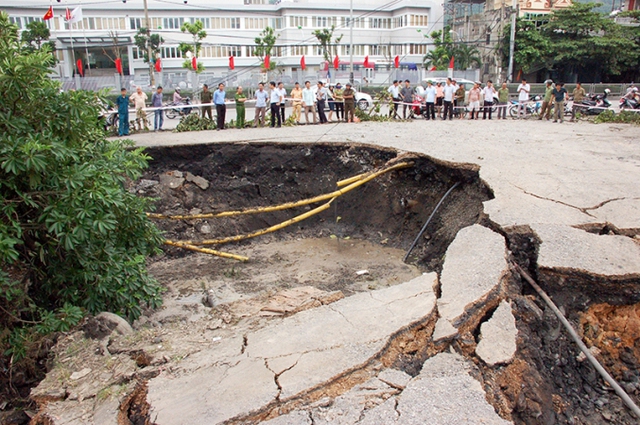 
Hiện trường sụt lún đất tại TP Cẩm Phả ngày 13/9. Ảnh: Thành Công

