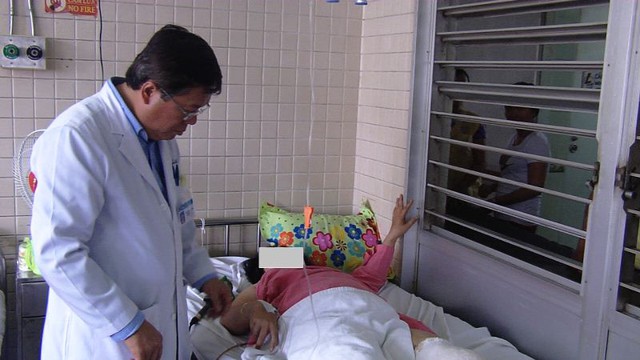 TS.BS Nguyễn Kim Chung đang thăm hỏi nạn nhân Nguyễn Thị Kim H, người vừa được phẫu thuật cấp cứu hôm 23/5.