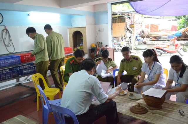 Lực lượng chức năng tiến hành kiểm tra giấy tờ, nguồn gốc, dây chuyển sản xuất bánh để đảm bảo VSATTP bánh Trung thu bán ra thị trường. Ảnh, TL