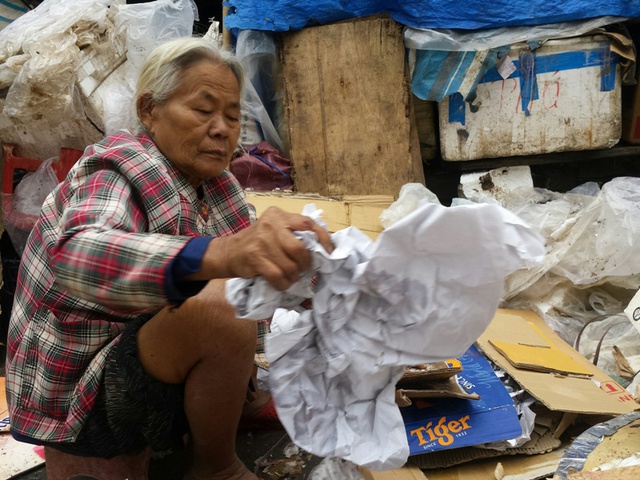 Tết năm nay cụ Nguyễn Thị Thỷ sẽ bám trụ ở bãi rác để kiếm thêm chút thu nhập trang trãi cuộc sống. Ảnh: Lê Chung