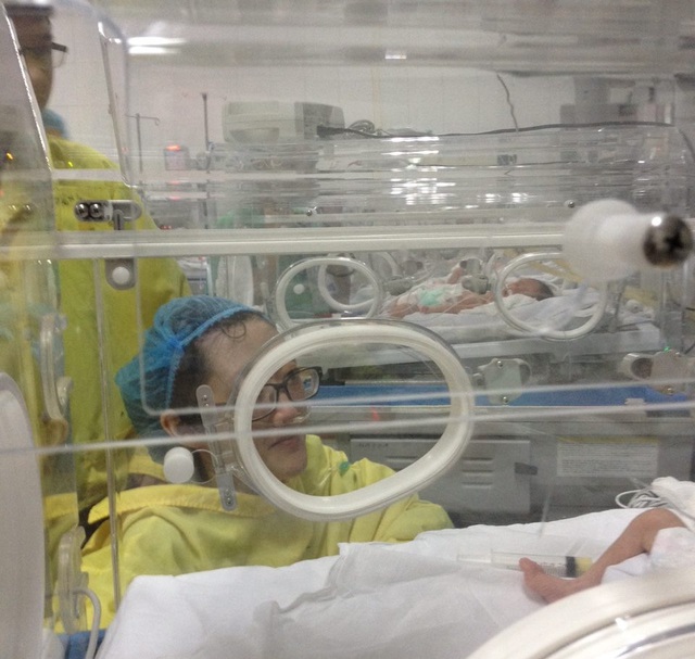 
Chị Đậu Thị Huyền Trâm trong lần được gặp con lần đầu cũng là lần cuối tại Bệnh viện Phụ sản Trung ương. Ảnh: BSCC
