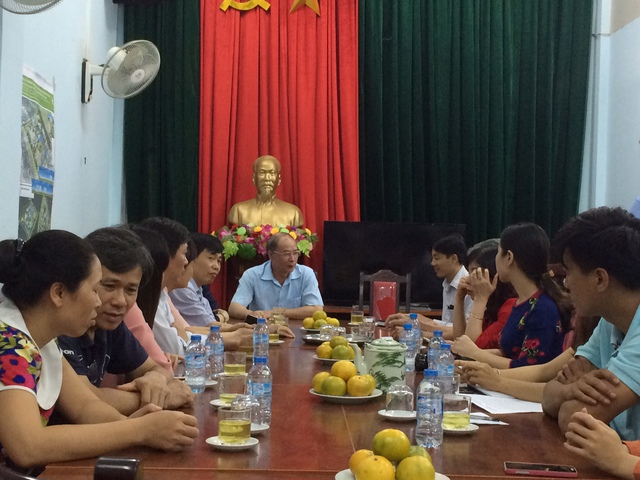 
Làm việc tại UBND phường Xuân Phương, ông Nguyễn Văn Tân đánh giá cao vai trò của NCT trong cộng đồng. Ảnh N.Mai
