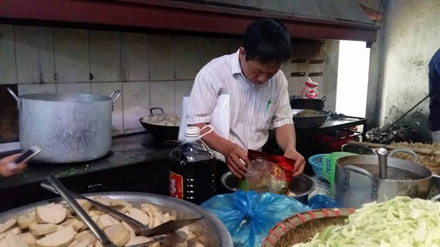 
Thanh tra Sở Y tế đang kiểm tra một số hàng hóa dùng chế biến trong bếp nấu của Phương Lộc Phát.
