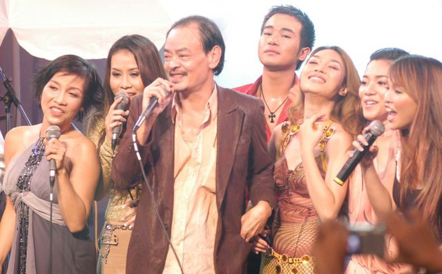
Nhạc sĩ Thanh Tùng bên các ca sĩ trẻ
