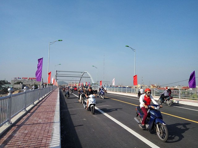 Cầu Niệm đã thông xe trở lại vào sáng sớm ngày 17/10/2016. Ảnh: Đức Biên