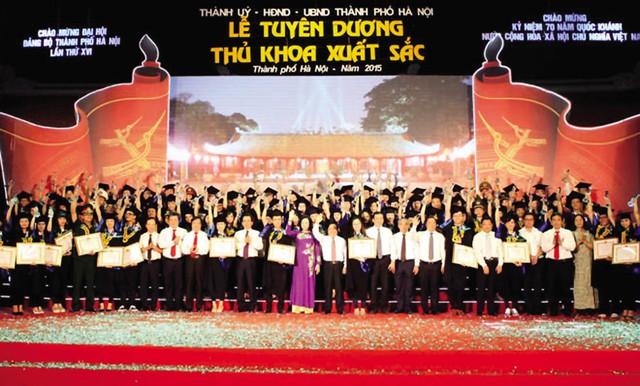 Hà Nội tuyên dương 98 thủ khoa xuất sắc năm 2015. Ảnh: TL