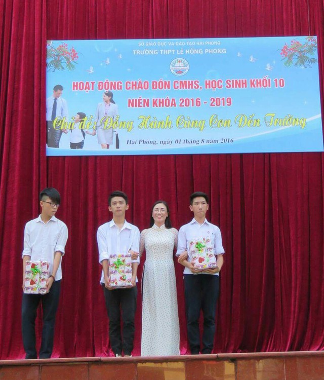 
TS Nguyễn Thị Lệ-Hiệu trưởng nhà trường tặng quà cho 3 tân học sinh có hoàn cảnh đặc biệt khó khăn, đạt điểm cao vào 10 THPT Lê Hồng Phong.
