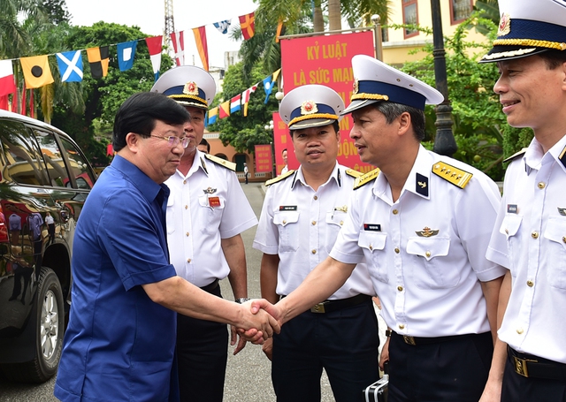 Bộ Quốc phòng được chỉ đạo làm tốt công tác chính trị tư tưởng, động viên cán bộ, chiến sĩ vượt qua khó khăn, hoàn thành tốt nhiệm vụ. Ảnh CP