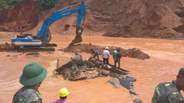 
Lực lượng chức năng trục vớt máy móc sau sự cố. Ảnh: Đ.H
