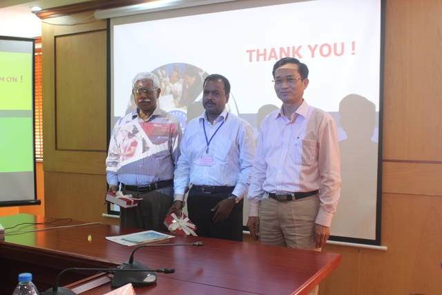 
TS Lê Cảnh Nhạc - Phó Tổng cục trưởng Tổng cục DS-KHHGĐ trao quà lưu niệm cho đoàn đại biểu đến từ Bangladesh. Ảnh: Đình Việt
