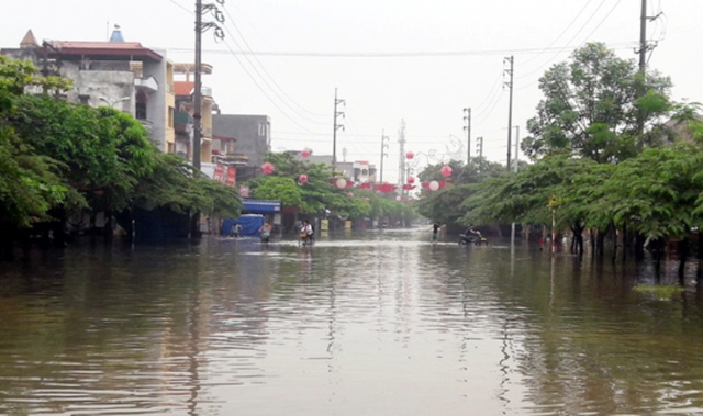 
Và những tuyến phố thành biển nước không người qua lại
