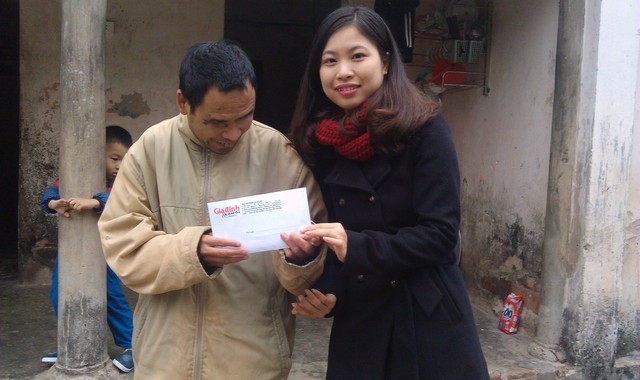 
PV Nguyễn Mai, đại diện Quỹ Vòng tay Nhân ái (Báo Gia đình & Xã hội) trao tặng số tiền 5 triệu đồng đến anh Lê Văn Quý
