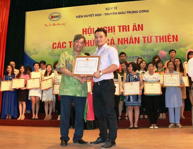 
GS Nguyễn Anh Trí trao tặng giấy khen ghi nhận những tấm lòng thiện nguyện của các cá nhân, tập thể. Ảnh N.Hiền
