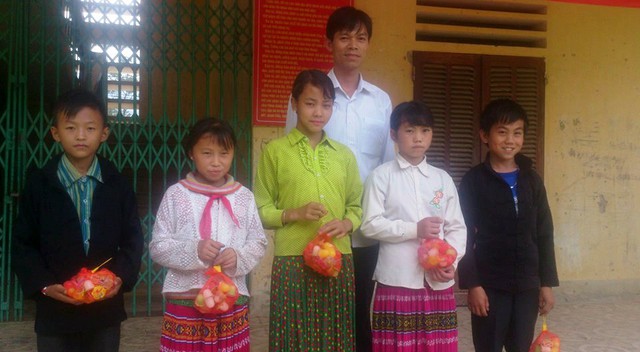 
Các nhà từ thiện đồng hành cùng Báo Gia đình & Xã hội - Công ty cổ phần thực phẩm Việt Nam - Vietfoods và Trường khiếm thị Nguyễn Đình Chiểu tặng học sinh nhiều phần quà.
