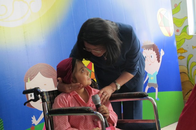
Phó Chủ tịch nước tặng quà, động viên bé Minh Thư, ở Nghệ An, đang điều trị tại Khoa Nhi, Bệnh viện K.
