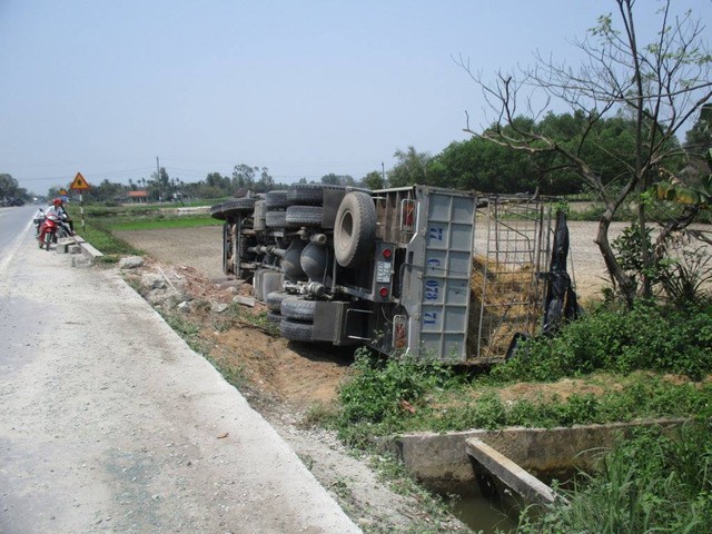 Trước khi lao xuống ruộng, xe tải chở dưa cày nát hơn 20m lan can bằng bê tông.