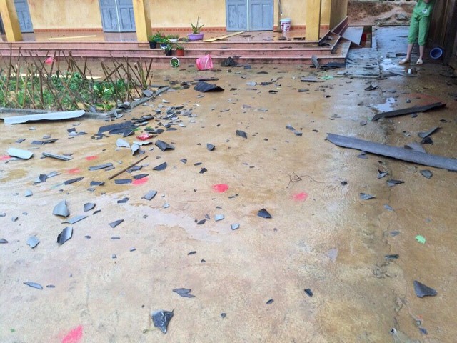 Trường Mầm non Sùng Đô bị gió quật bay mái tôn.