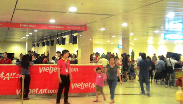 Cũng như Jetstar, hãng hàng không Vietjet nỗ lực phục vụ khách đi máy bay tại ga quốc nội với màn hình đen cả.