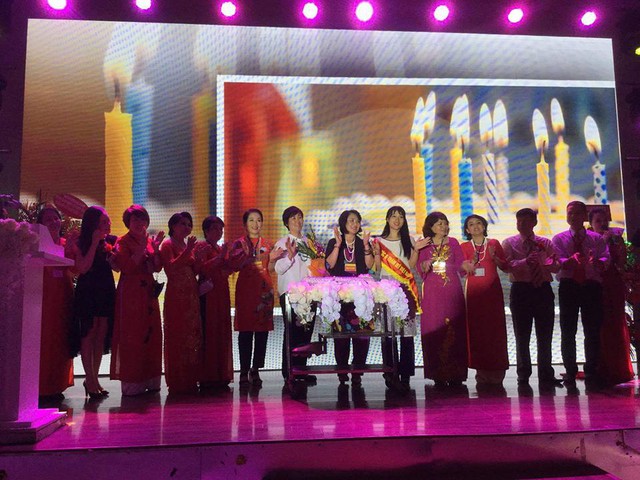 
PGS.TS Nguyễn Thị Thuận (áo trắng) cùng các thành viên sáng lập liên hiệp cắt bánh chúc mừng liên hiệp tròn 1 tuổi.
