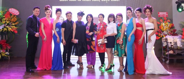 
Đại diện Liên hiệp ngành tóc phía Bắc đến chúc mừng Liên hiệp Spa - Tóc và Thẩm mỹ Việt Nam.
