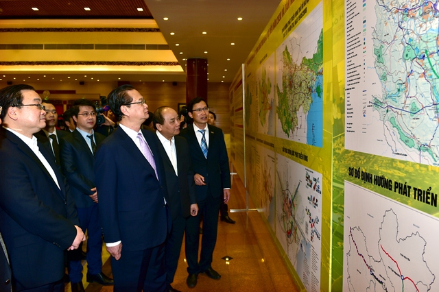 Thủ tướng cùng các lãnh đạo Chính phủ xem quy hoạch vùng Thủ đô trong đồ án điều chỉnh mới.