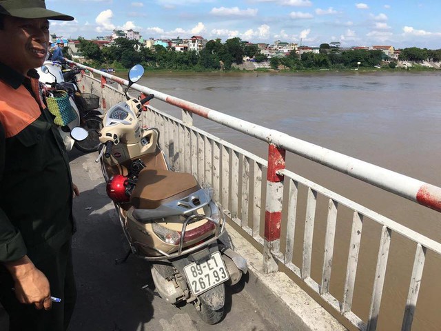 Hà Nội Người phụ nữ bỏ lại xe máy nhảy cầu Chương Dương  Báo Dân trí