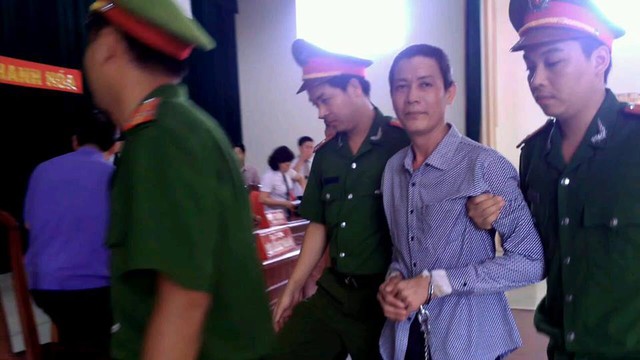 
Tại t&ograve;a, Tường xin được tử h&igrave;nh v&igrave; biết tội của m&igrave;nh kh&ocirc;ng thể dung tha. Ảnh: D&acirc;n Tr&iacute;
