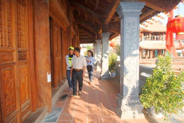 
Bên trong ngôi chùa, các công trình cũng được dựng bằng gỗ
