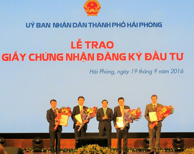 
Chủ tịch th&agrave;nh phố Nguyễn Văn T&ugrave;ng trao chứng nhận đầu tư cho 4 nh&agrave; đoanh nghiệp nước ngo&agrave;i. Ảnh: ML
