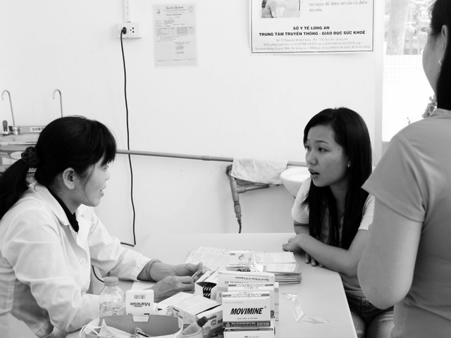 
Tư vấn kiến thức chăm sóc SKSS/KHHGĐ cho người dân tại Trạm Y tế cơ sở Kiến Tường - Long An. Ảnh: PV
