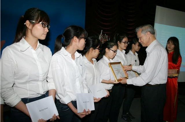 
GS.TS Phạm Thanh Kỳ, Nguyên Hiệu trưởng Đại học Dược Hà Nội trao học bổng cho sinh viên.
