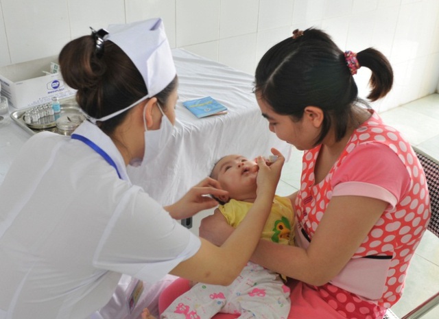 Uống vaccine ngừa bại liệt ở trẻ dưới 5 tuổi là vấn đề cần thiết mà bậc làm bố mẹ phải đặc biệt quan tâm thực hiện.