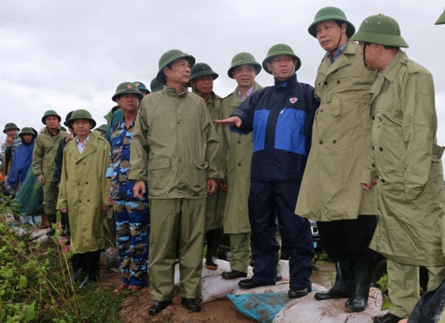 
Phó Thủ tướng Vương Đình Huệ kiểm tra công tác phòng chống bão số 3 tại thị xã Quảng Yên. Ảnh: P. Tăng
