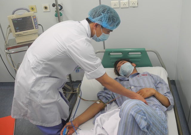 
Bác sĩ Phạm Văn Phúc thăm khám cho bệnh nhân mắc não mô cầu tại Bệnh viện Bệnh Nhiệt đới Trung ương. Ảnh: Võ Thu
