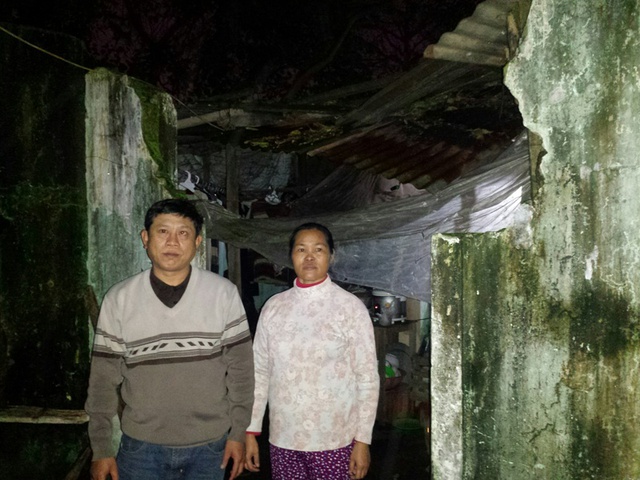 Vợ chồng anh Trần Văn Hoàng và chị Nguyễn Thị Chín trước căn nhà dột nát của mình. Ảnh: Lê Chung