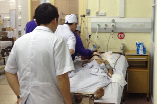 
Cấp cứu cho bệnh nhân Đặng Cao Thủy tại Bệnh viện Quân y 103 vào hôm qua, 19/3. Ảnh: Võ Thu
