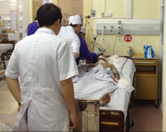 
Bệnh nhân Thủy hiện vẫn đang phải thở máy tại Bệnh viện Quân y 103. Ảnh: V.Thu
