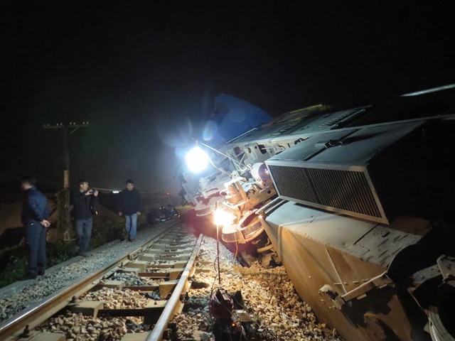 TNGT nghiêm trọng giữa xe container với tàu hỏa tối 8/1/2016 tại khu vực Tiền Trung(Thanh Hà, Hải Dương)