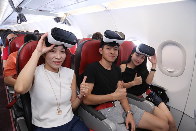 Bay cùng Vietjet mùa hè này, hành khách sẽ được trải nghiệm hành trình du lịch với nhiều hoạt động ấn tượng: chơi game qua kính thực tế ảo công nghệ 3D tại sân bay. Ảnh VJ