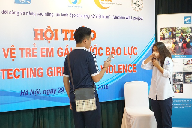 
Theo các chuyên gia, tình trạng xâm hại tình dục trẻ em, bóc lột và lừa đảo trẻ em trên mạng ngày càng gia tăng.Trẻ em có thể bị dụ dỗ vào các trò game online và phải trả tiền cho những trò chơi đó; bị lừa đảo tài sản hoặc bị xâm hại tình dục thông qua mạng xã hội…Ảnh: Mai Thùy
