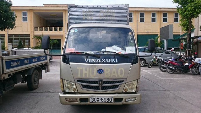 
Chiếc xe giả xe thư báo để chở gỗ trái phép.
