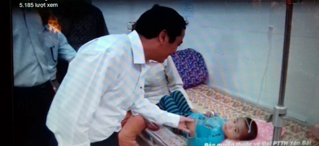 
Đồng chí Hoàng Xuân Nguyên, Phó chủ tịch UBND tỉnh Yên Bái thăm và hỗ trợ gia đình các nạn nhân (ảnh: Đài PTTH Yên Bái)
