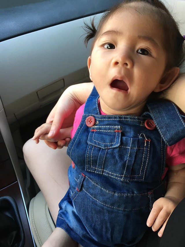 
Thanh T&acirc;m thường xuy&ecirc;n cập nhật h&igrave;nh ảnh của b&eacute; Yến Nhi. Giống như bao b&agrave; mẹ c&oacute; con g&aacute;i kh&aacute;c, Thanh T&acirc;m rất muốn l&agrave;m điệu cho b&eacute;. Ảnh: FBNV
