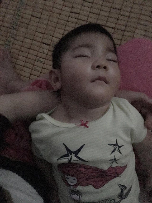 Những l&uacute;c Yến Nhi bị l&ecirc;n cơn co, Thanh T&acirc;m thường phải bế b&eacute; cả đ&ecirc;m để b&eacute; ngủ. C&ocirc; đau như ch&iacute;nh m&igrave;nh bị bệnh. Ảnh: FBNV