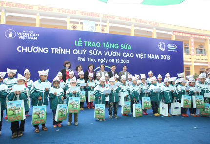 Quỹ sữa vươn cao Việt Nam 2013 đến với trẻ em nghèo tỉnh Phú Thọ 3