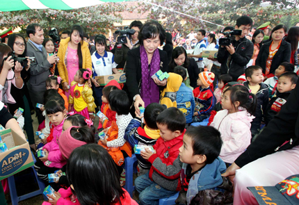 Quỹ sữa vươn cao Việt Nam 2013 đến với trẻ em nghèo tỉnh Phú Thọ 4