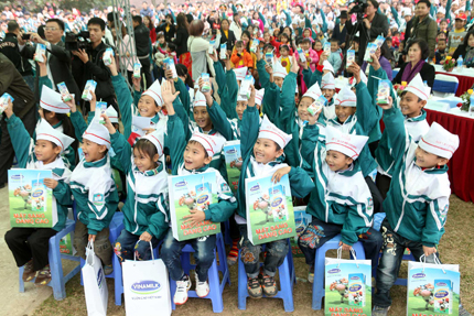 Quỹ sữa vươn cao Việt Nam 2013 đến với trẻ em nghèo tỉnh Phú Thọ 6