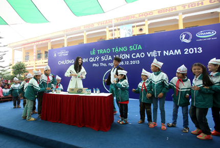 Quỹ sữa vươn cao Việt Nam 2013 đến với trẻ em nghèo tỉnh Phú Thọ 7