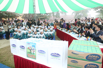 Quỹ sữa vươn cao Việt Nam 2013 đến với trẻ em nghèo tỉnh Phú Thọ 2