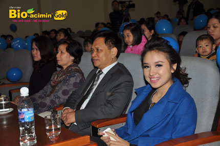 Vân Hugo: “Bio-acmin Gold là biện pháp hỗ trợ rất tốt cho các bà mẹ có con nhỏ” 3 Vân Hugo: “Bio-acmin Gold là biện pháp hỗ trợ rất tốt cho các bà mẹ có con nhỏ” 3